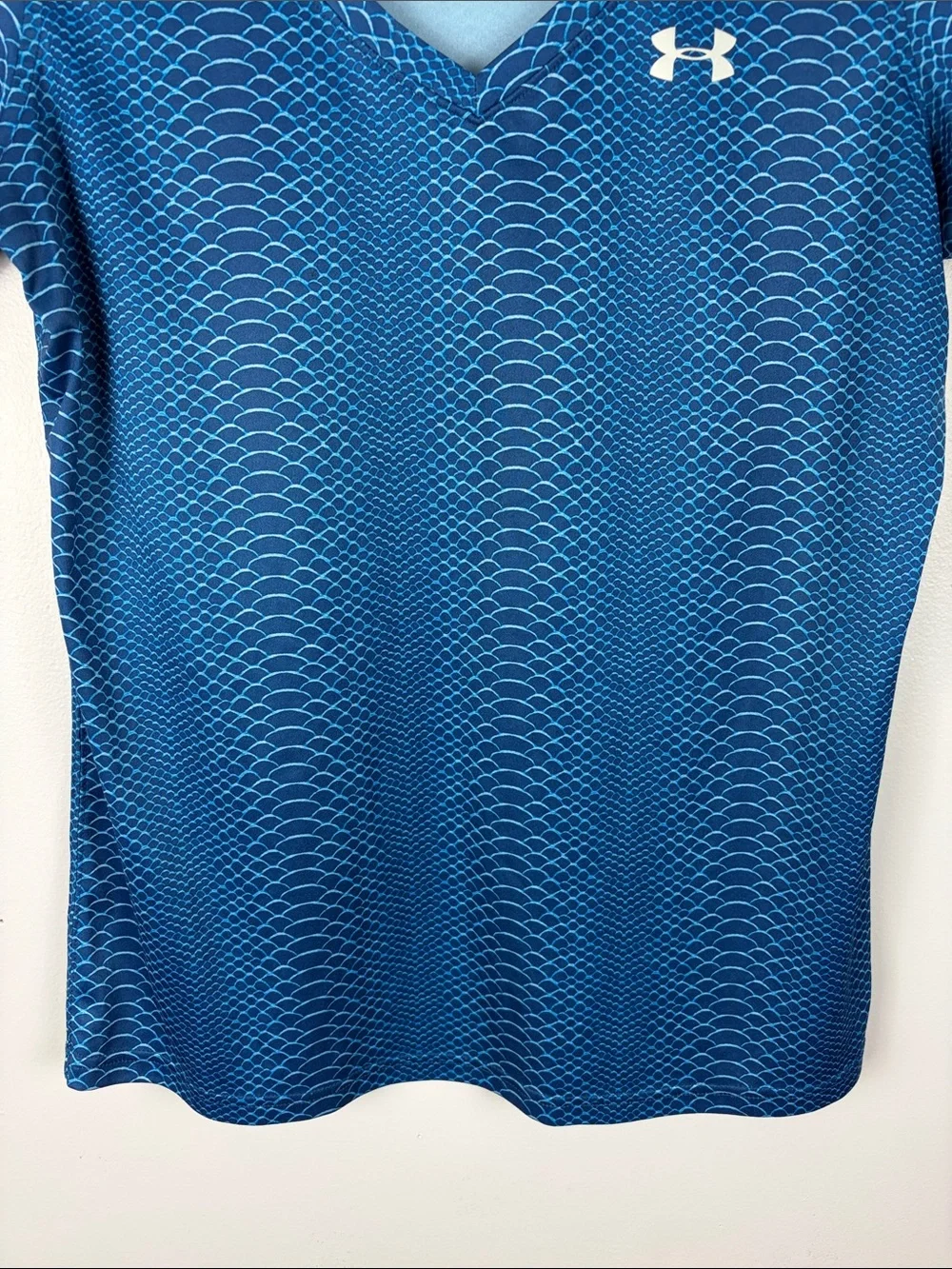 Under Armour HeatGear Blue Scale Print Athletic Tee Size Large - Picture 4 of 11